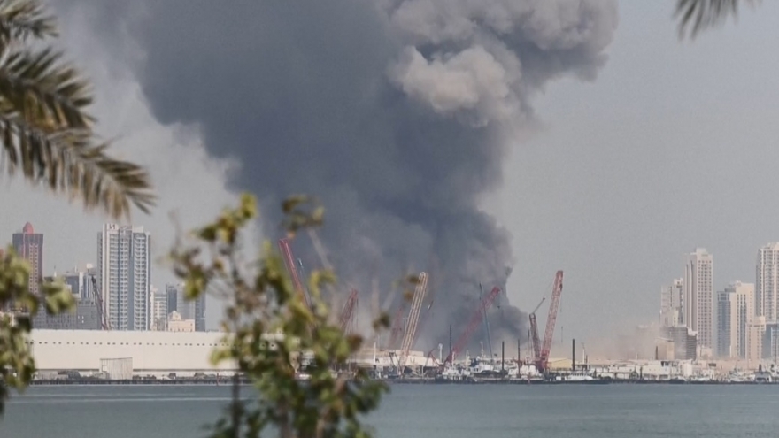 Khói bốc ngùn ngụt từ căn cứ Mỹ ở Bahrain sau khi trúng tên lửa Iran